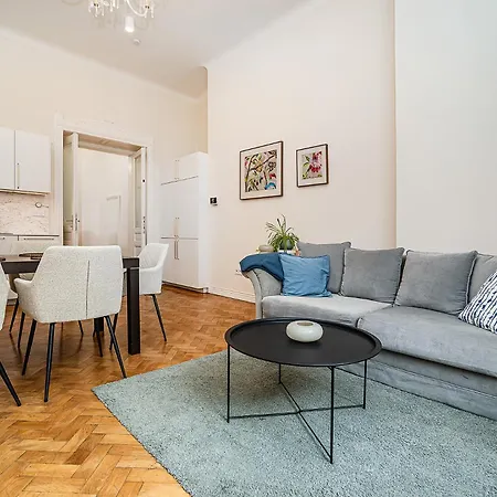 Bright With Terrace Daire